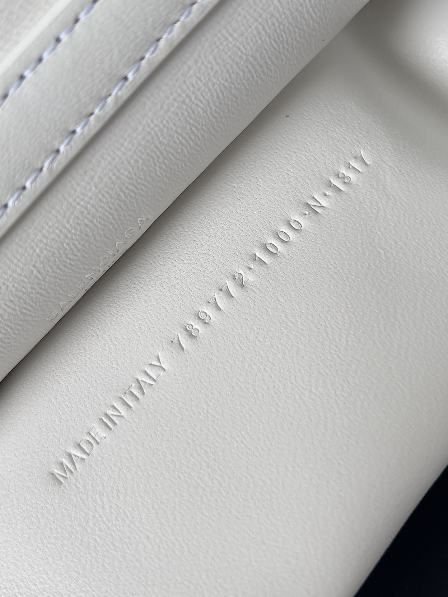 [TOP] BALENCIAGA Rodeo Bag  22.8 x 9.9 x 8.3 cm/28.9 x 20 x 9.9 cm/35 x 23.3 x 10.9 cm/39.8 x 29.9 x 12.9 cm - White&SHW