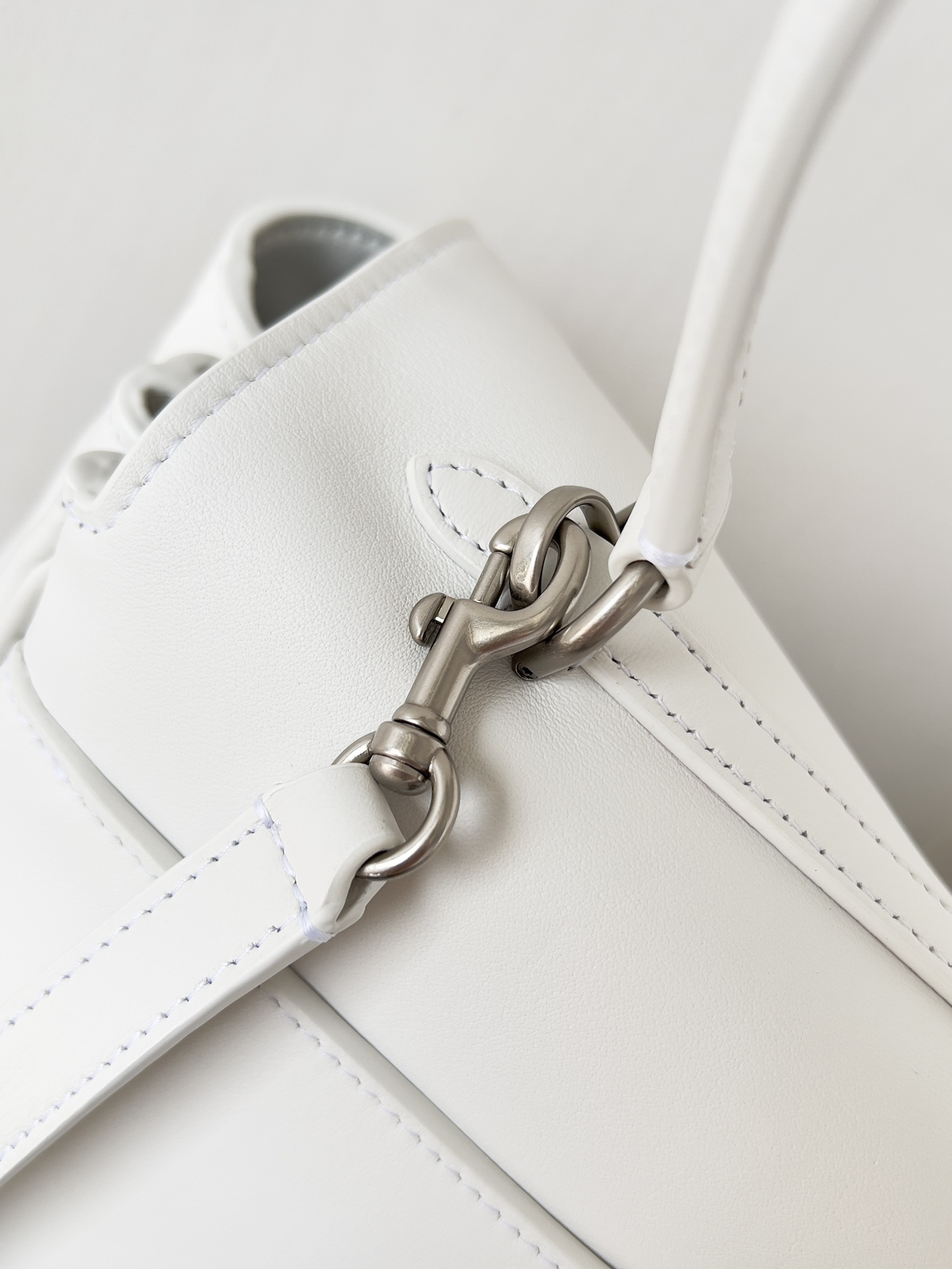 [TOP] BALENCIAGA Rodeo Bag  22.8 x 9.9 x 8.3 cm/28.9 x 20 x 9.9 cm/35 x 23.3 x 10.9 cm/39.8 x 29.9 x 12.9 cm - White&SHW