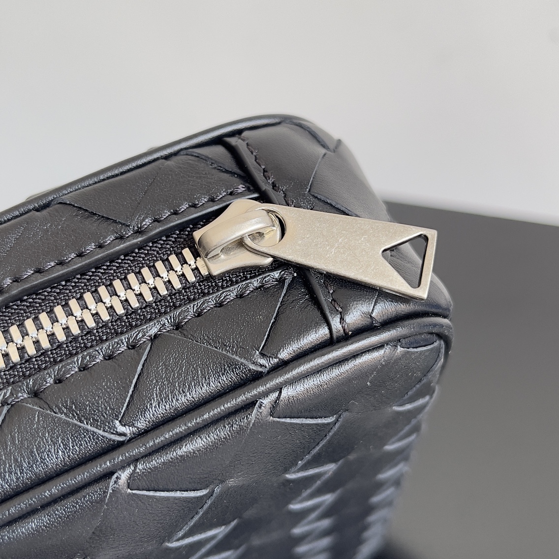 [TOP] Bottega Veneta BV Men's Cowhide Woven Handbag