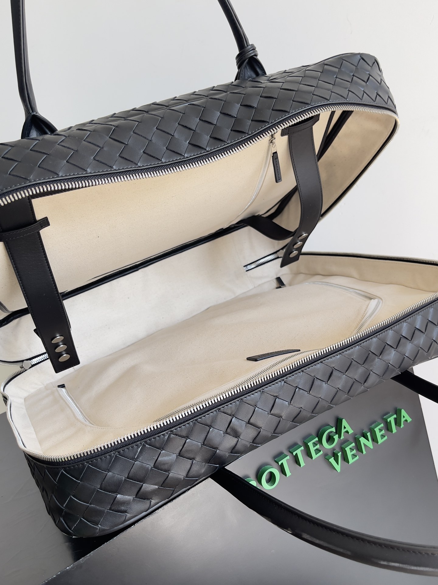 [TOP] Bottega Veneta BV Men's Travel Bag - Black