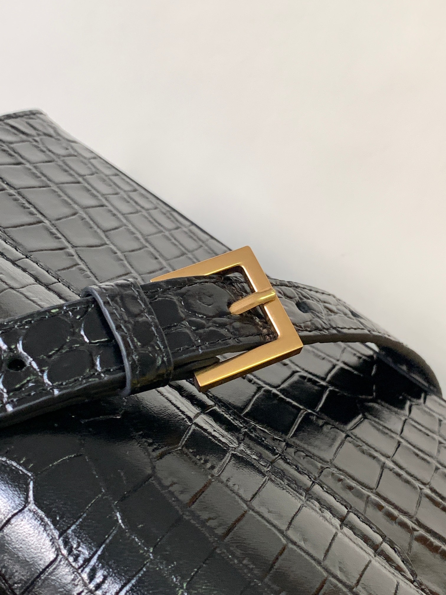 [TOP] Yves Saint Laurent YSL Cowhide Crocodile Pattern Box Bag 19x15x8cm - Black & GHW