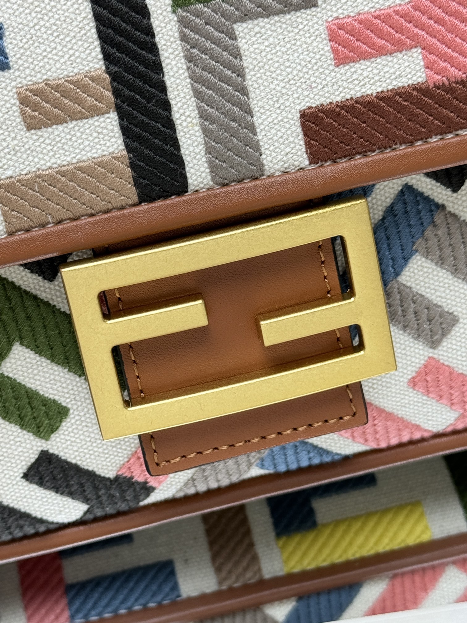 [TOP] FENDI Baguette Bag Colorful Embroidery 26x13x6cm - Beige - 711 Luxury