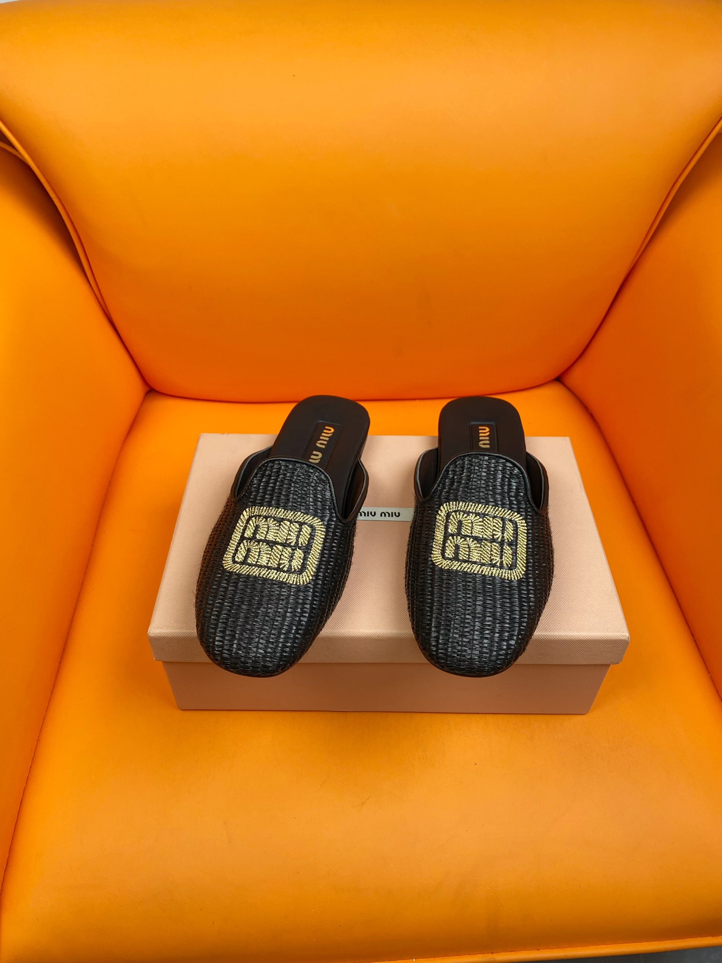 [TOP] Miu Miu Embroidered Woven Slippers - 2 Color