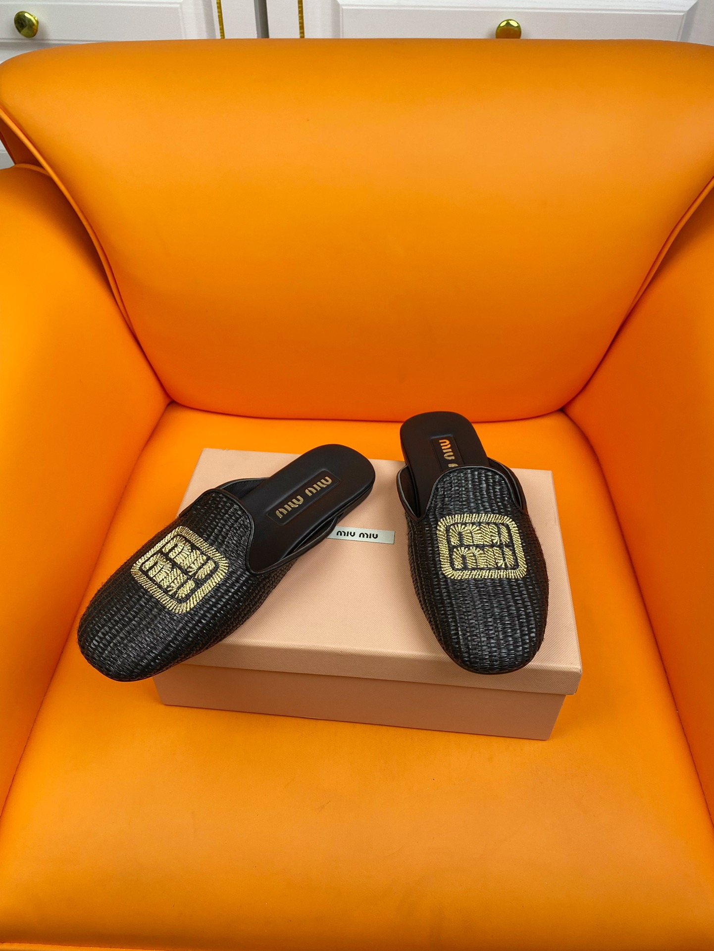 [TOP] Miu Miu Embroidered Woven Slippers - 2 Color