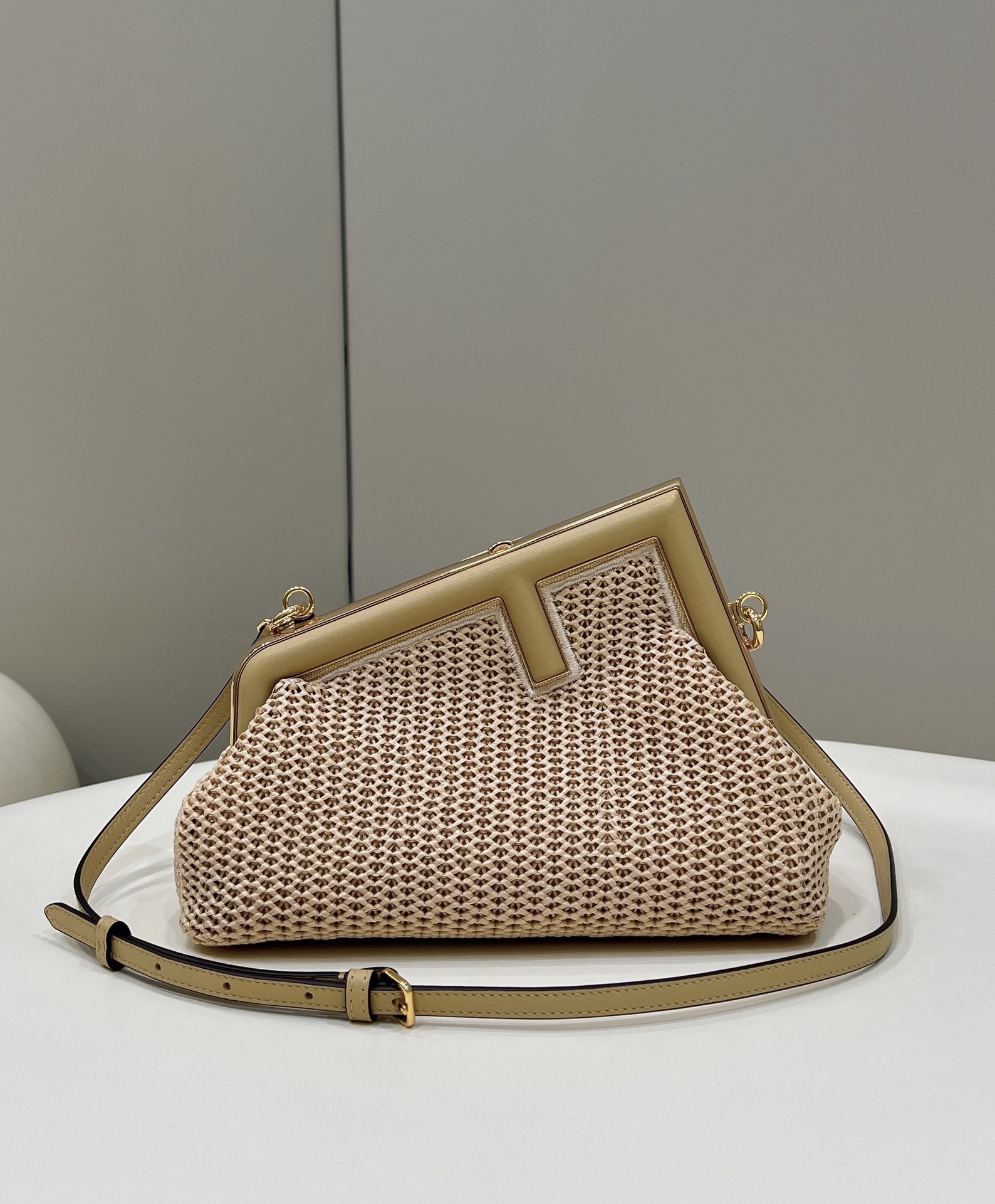 [TOP] FENDI First Bag 26x9.5x18cm - Beige