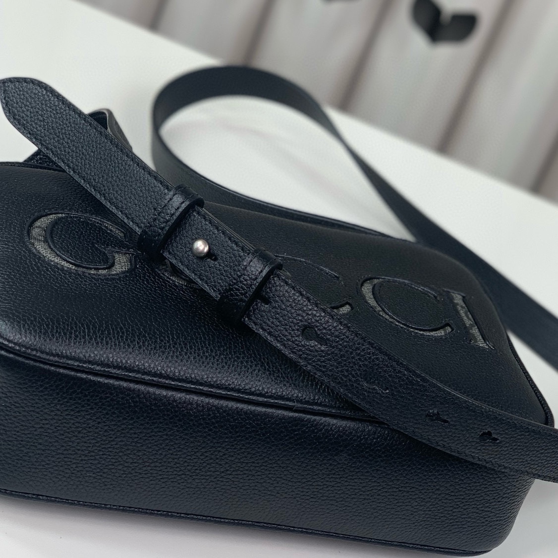 [TOP] GUCCI Shoulder Bag 14X23.5X6cm - Black