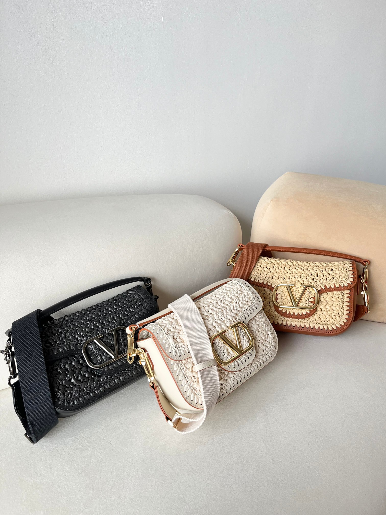 [TOP] VALENTINO  Garavani Alltime Ivory Woven Leather Shoulder Bag 23.5 X 18 X 8 cm -3 Colors