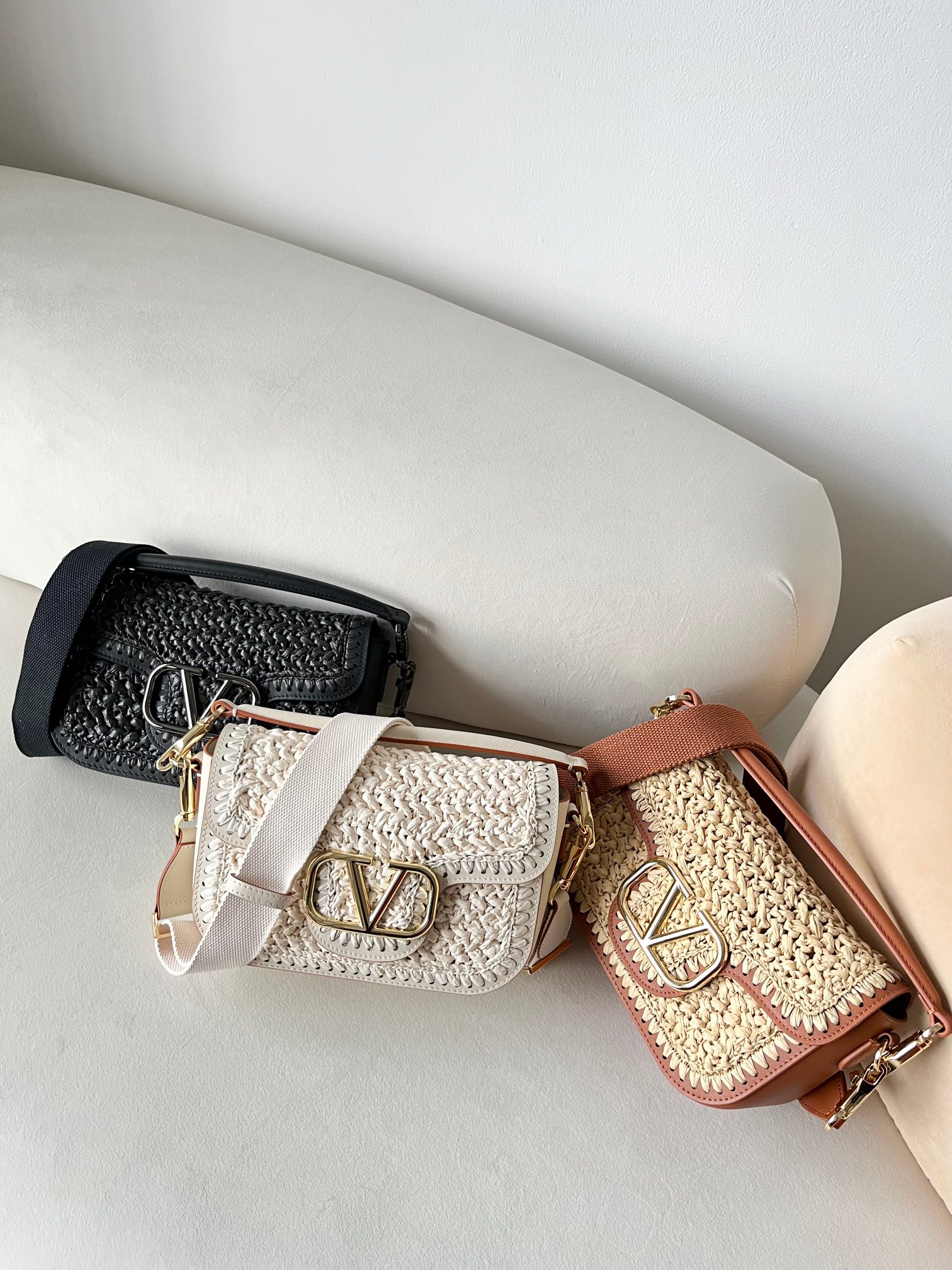 [TOP] VALENTINO  Garavani Alltime Ivory Woven Leather Shoulder Bag 23.5 X 18 X 8 cm -3 Colors