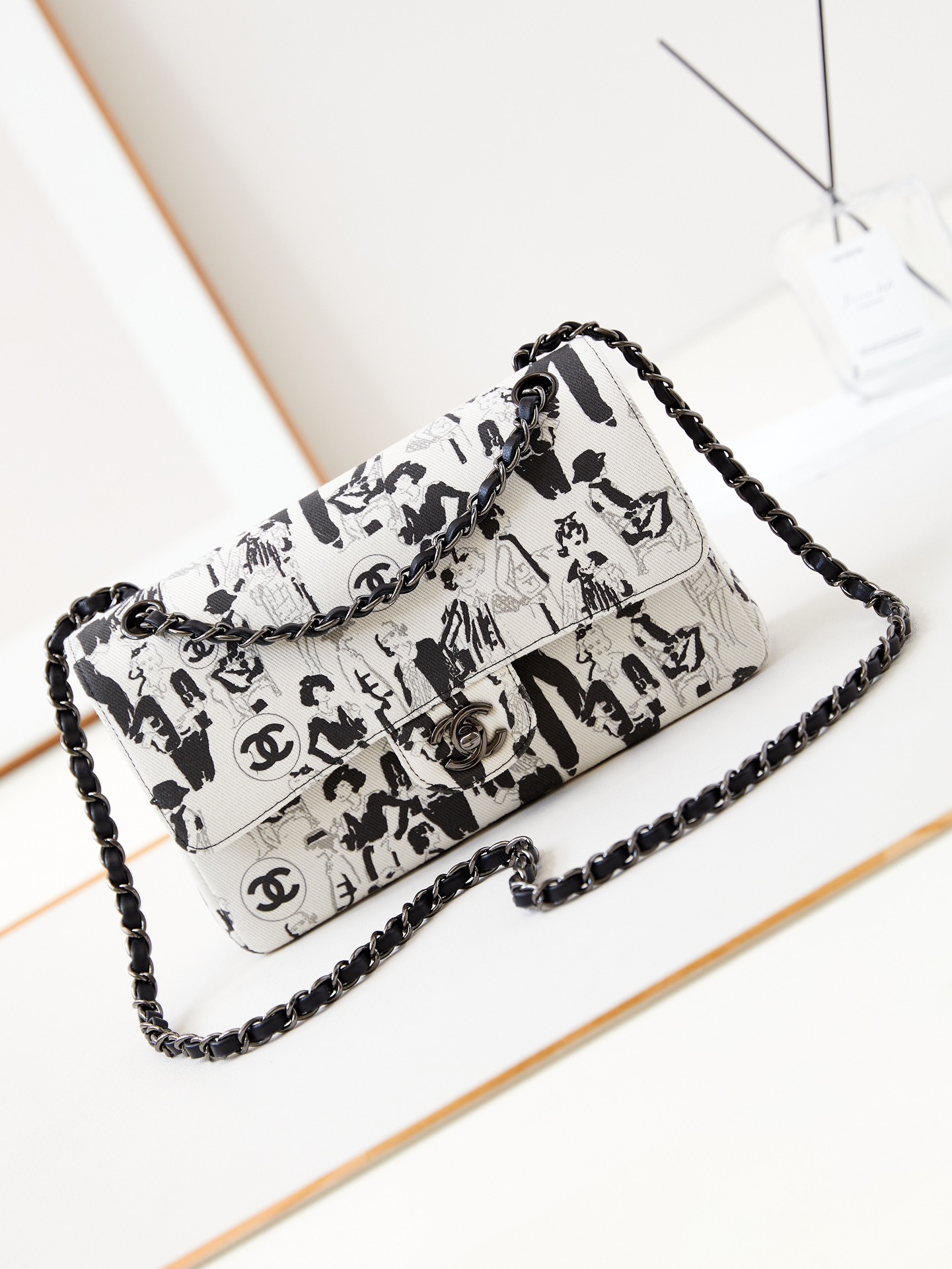 [TOP] CHANEL Flap Bag with Black and White Head Print 12x20x6cm/15.5x25.5x6.5cm