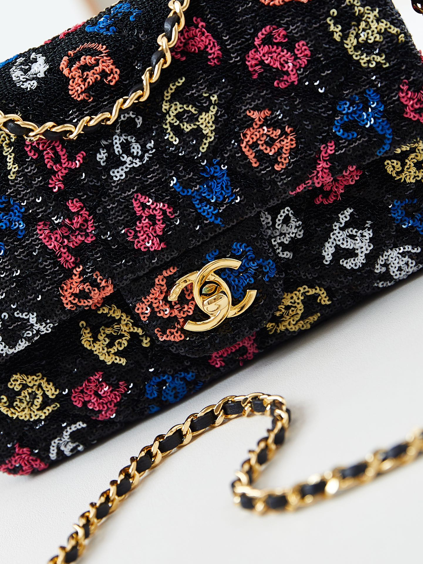 [TOP] CHANEL Flap Bag with Colorful Sequins 14x21x8cm - 2 Color