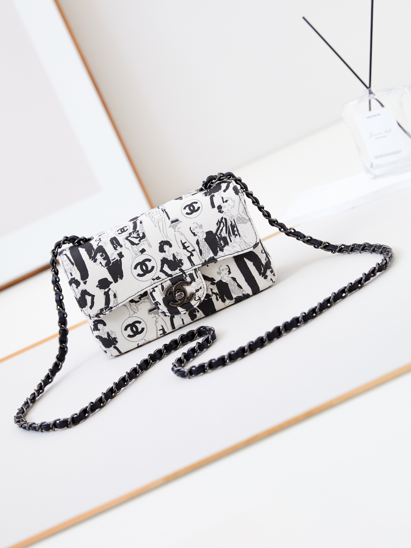 [TOP] CHANEL Flap Bag with Black and White Head Print 12x20x6cm/15.5x25.5x6.5cm