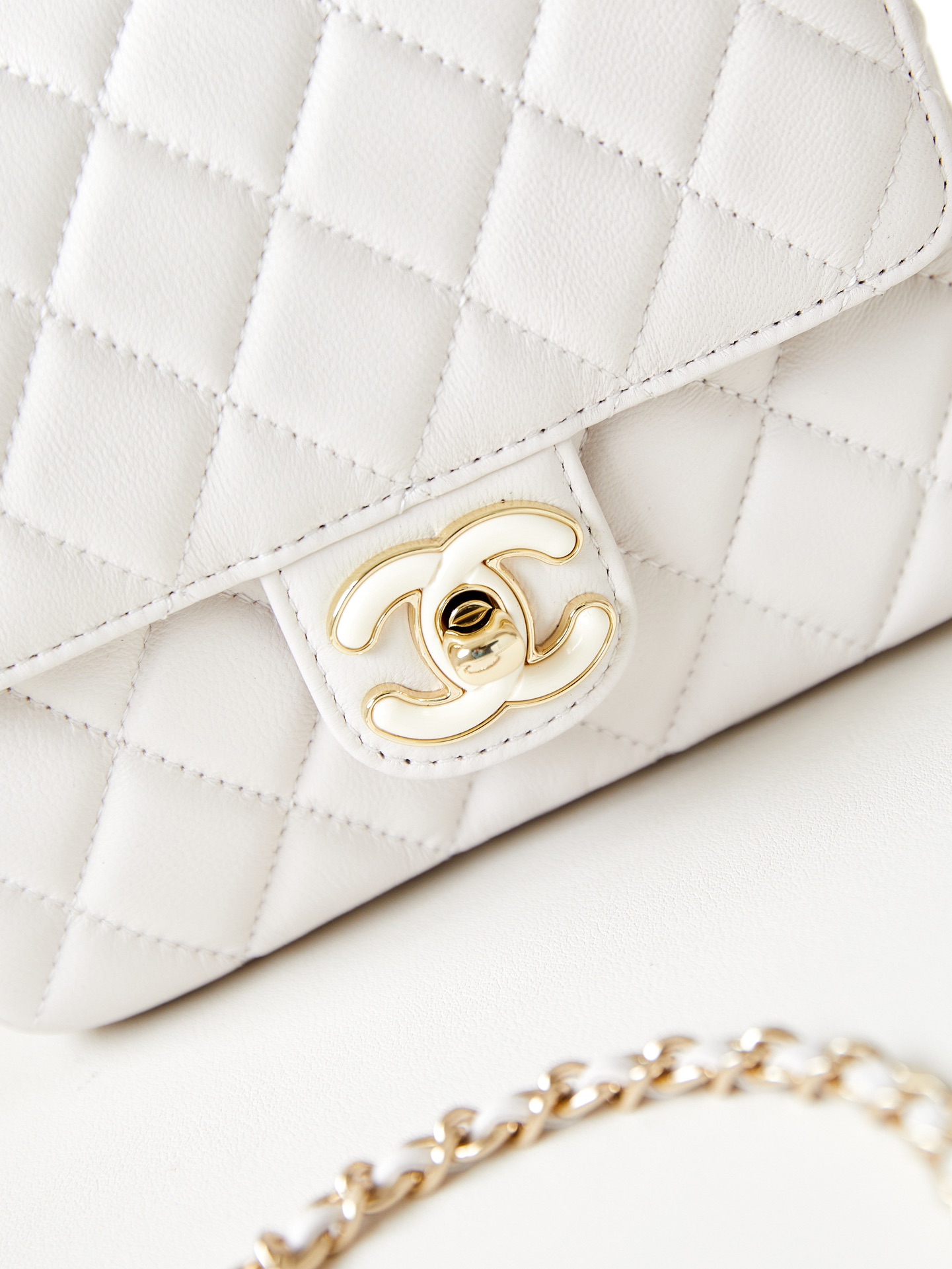 [TOP] CHANEL Flap Bag with Enamel Buckle Heart 12.5x16x4.5cm/14.5x18.5x6.5cm - 3 Color