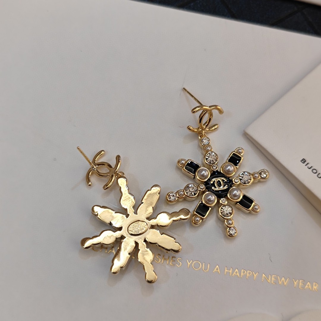 [TOP] CHANEL Sunflower Pearl Letters Earrings