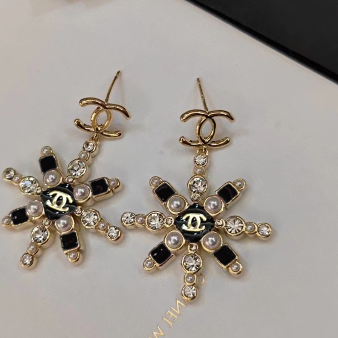 [TOP] CHANEL Sunflower Pearl Letters Earrings