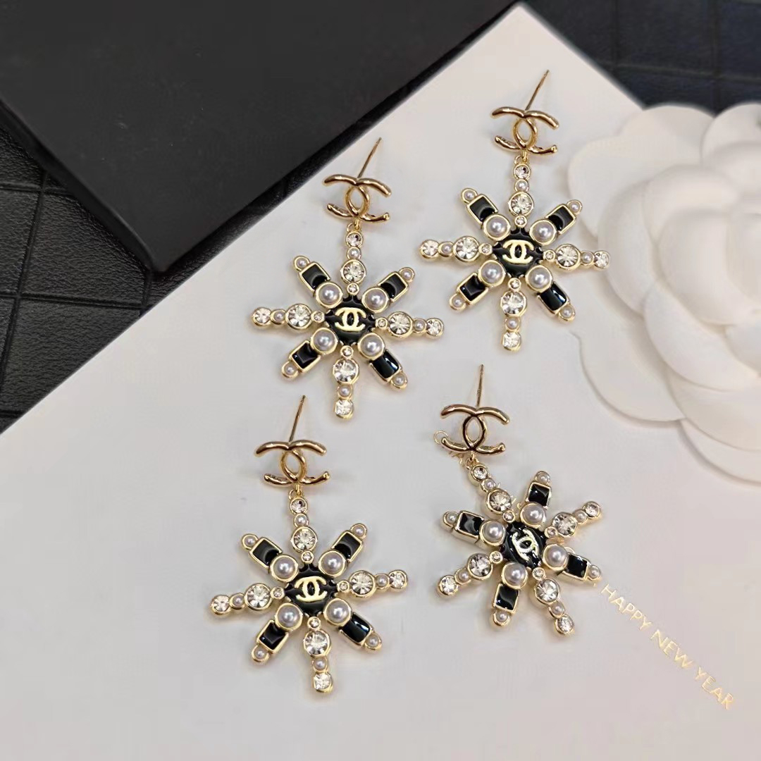 [TOP] CHANEL Sunflower Pearl Letters Earrings