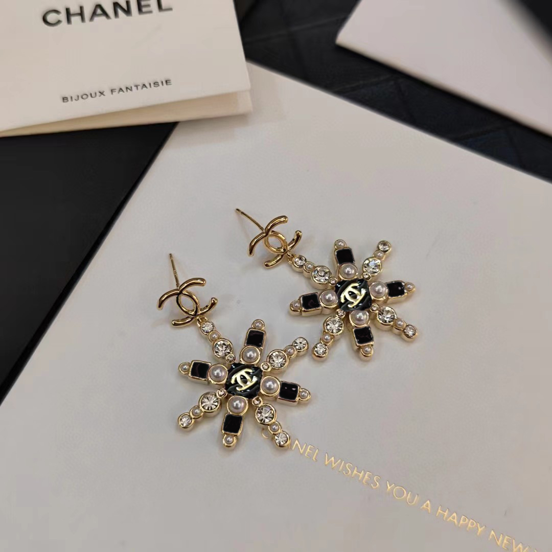 [TOP] CHANEL Sunflower Pearl Letters Earrings