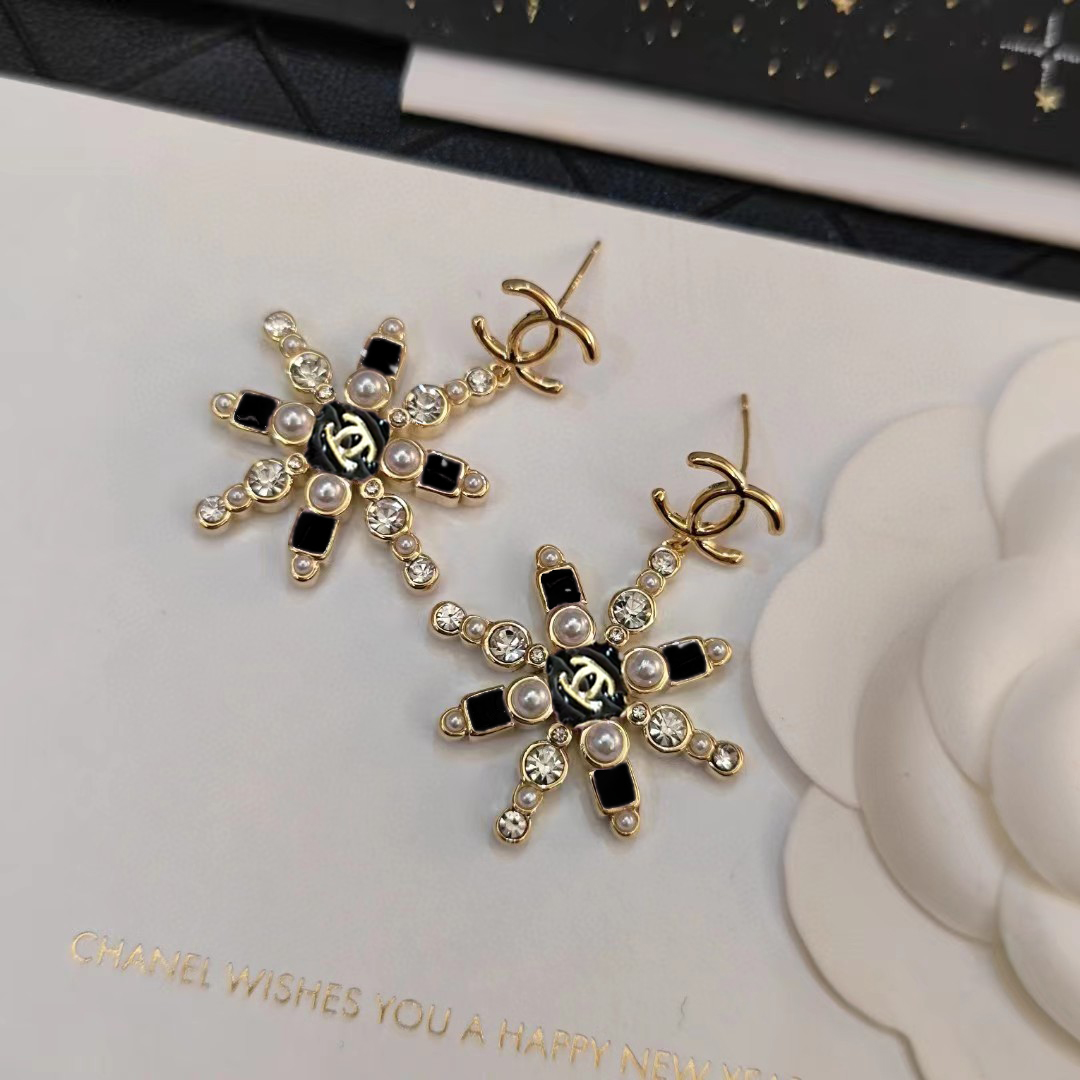 [TOP] CHANEL Sunflower Pearl Letters Earrings