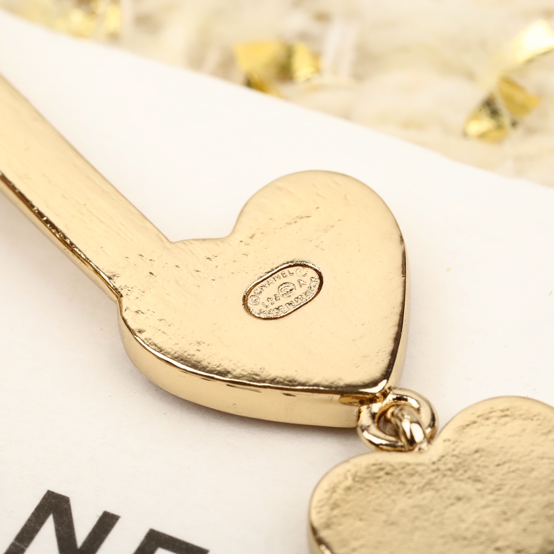 [TOP] CHANEL Note Heart Brooch-Pink