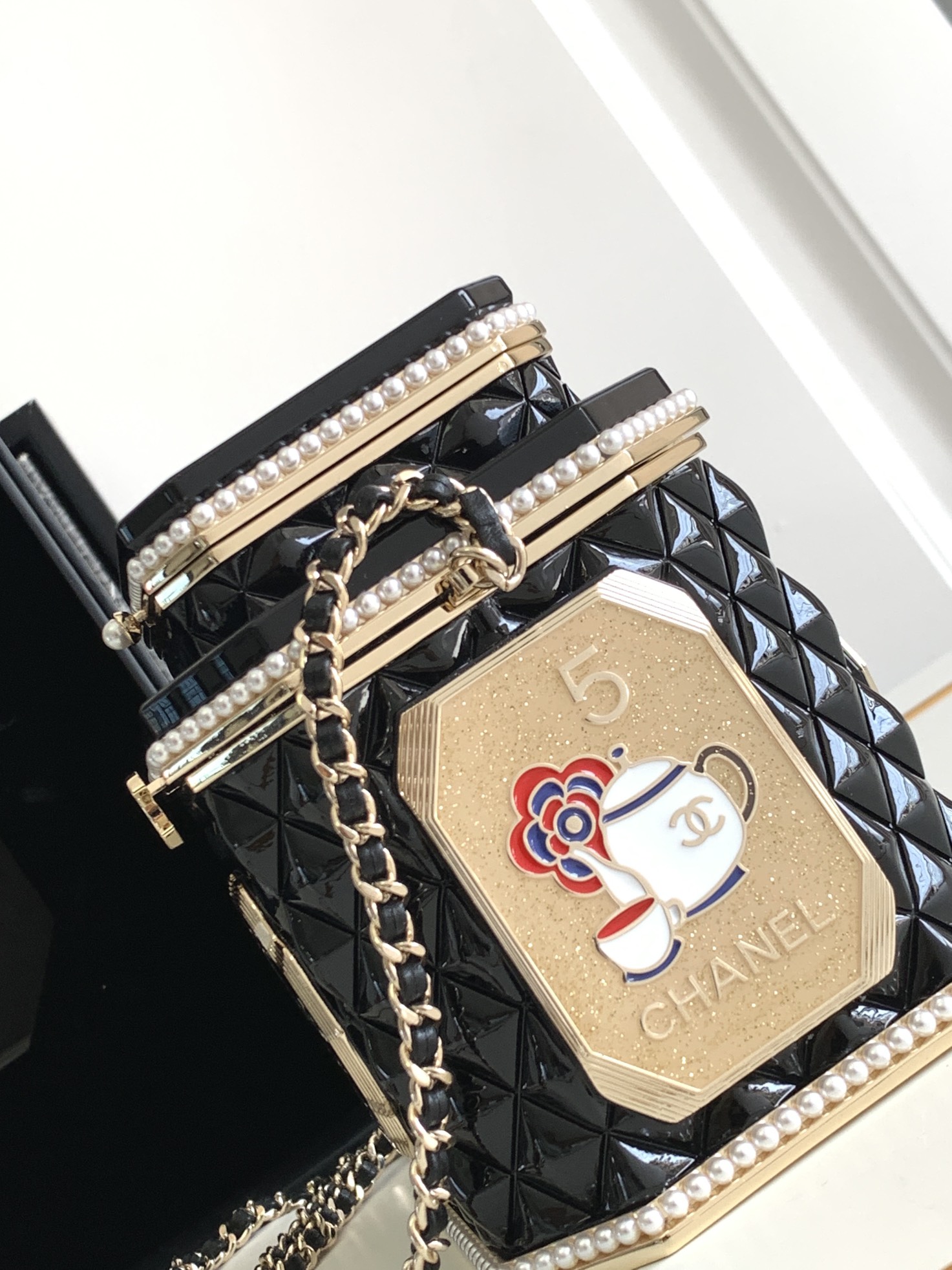 [TOP] CHANEL Collectible Tea Can Bag 15x14x12cm - Black