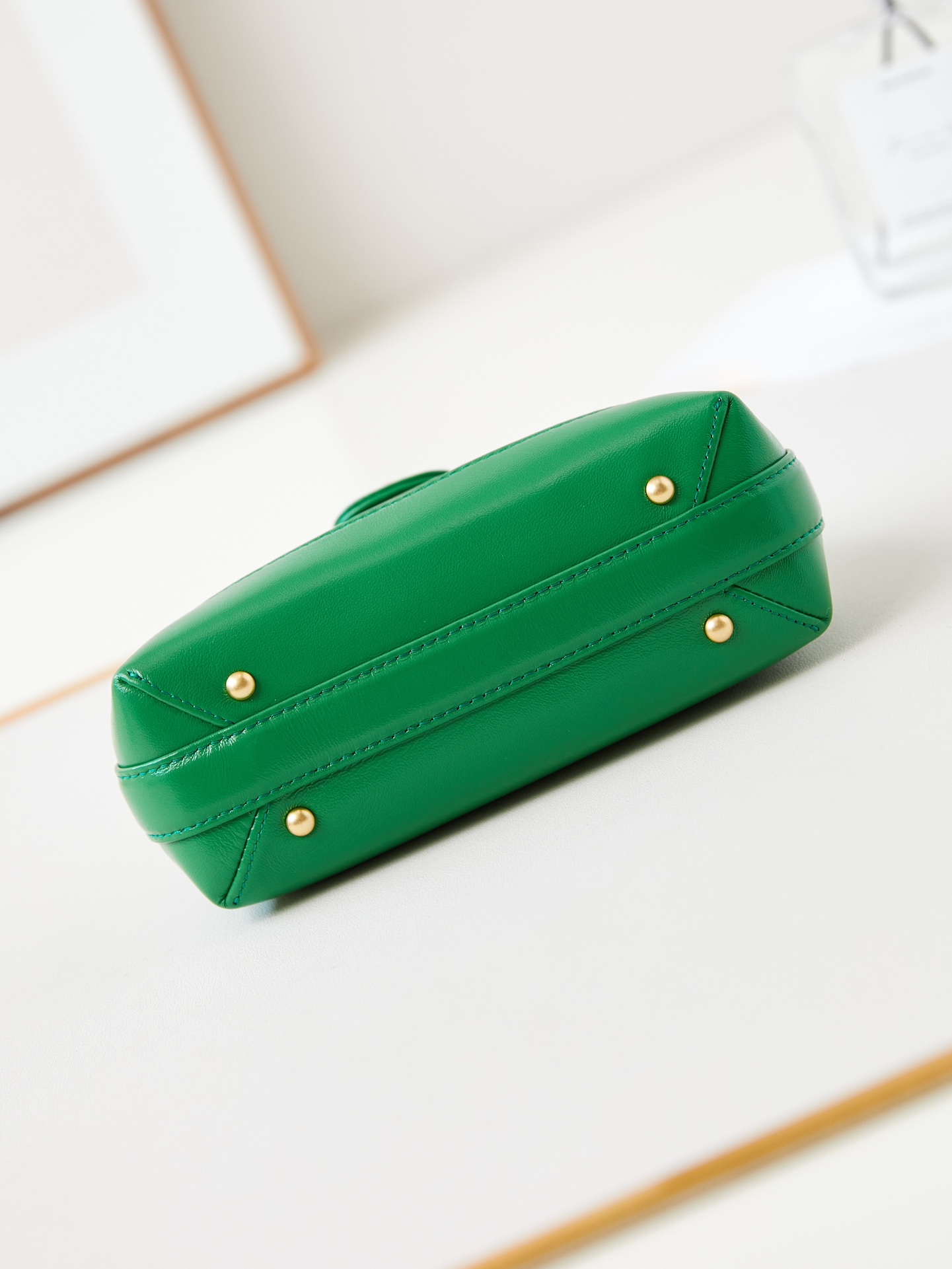 [TOP] CHANEL Top Handle Bag 12x18x7cm - Green