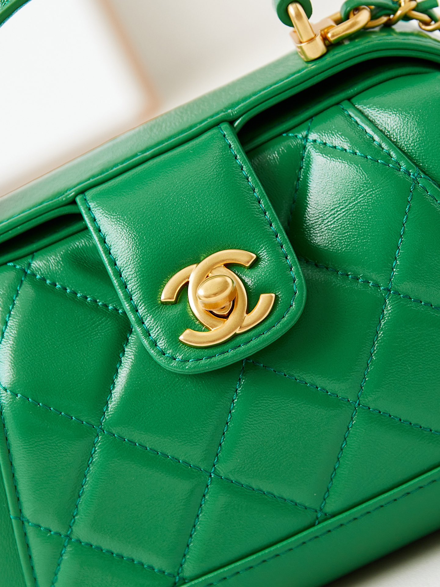 [TOP] CHANEL Top Handle Bag 12x18x7cm - Green