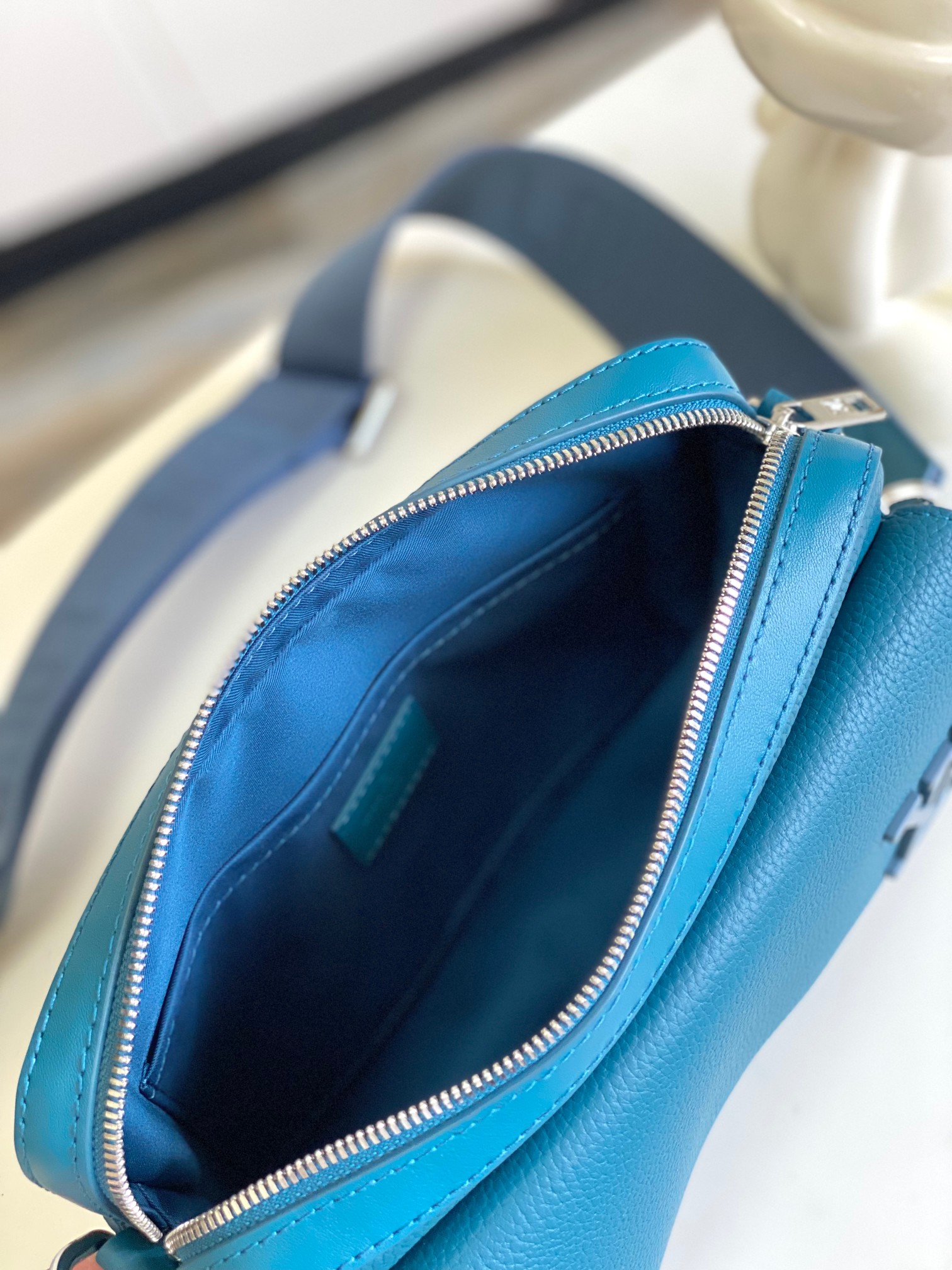 [TOP] Louis Vuitton LV Fastline Bag 23.5x18x7cm - Blue