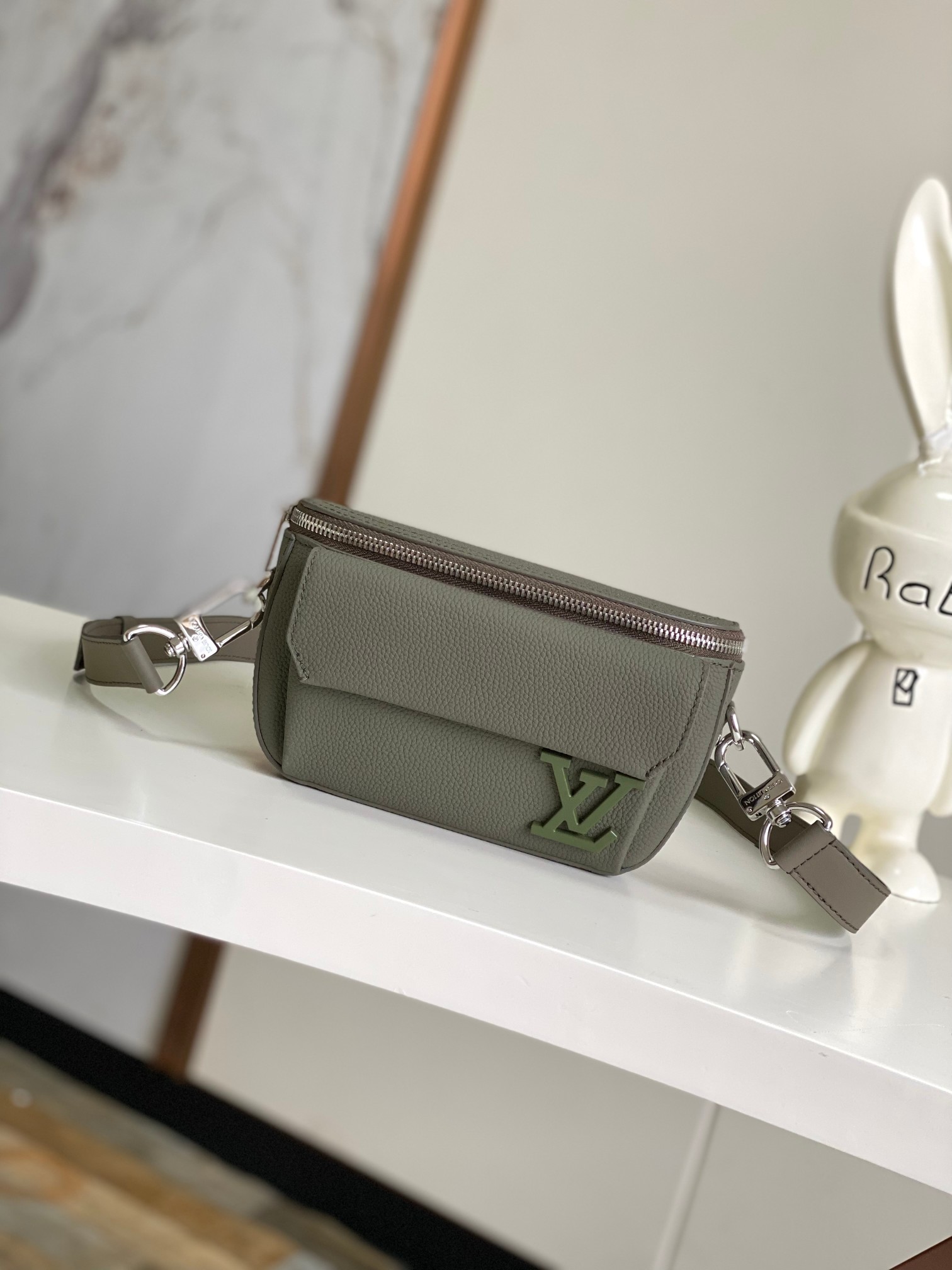 [TOP] Louis Vuitton LV Pilot Bag 20x12x5.5cm - 2 Color