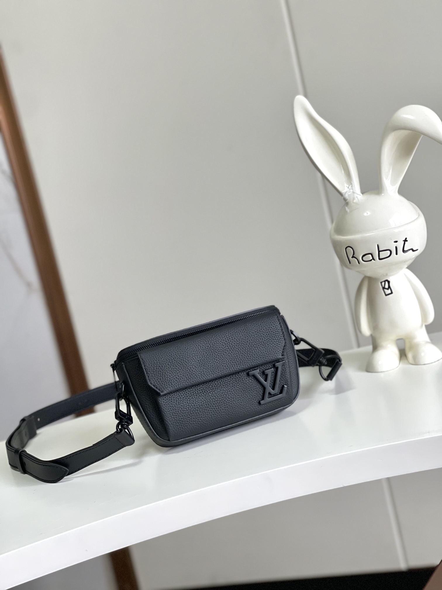 [TOP] Louis Vuitton LV Pilot Bag 20x12x5.5cm - 2 Color