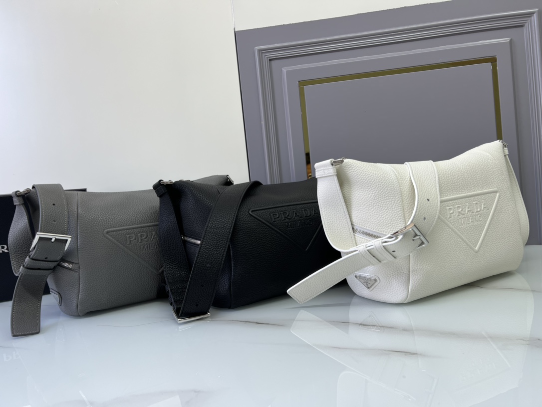 [TOP] PRADA Debossed-Logo Shoulder Bag 26 x 23 x 11 cm-3 Colors