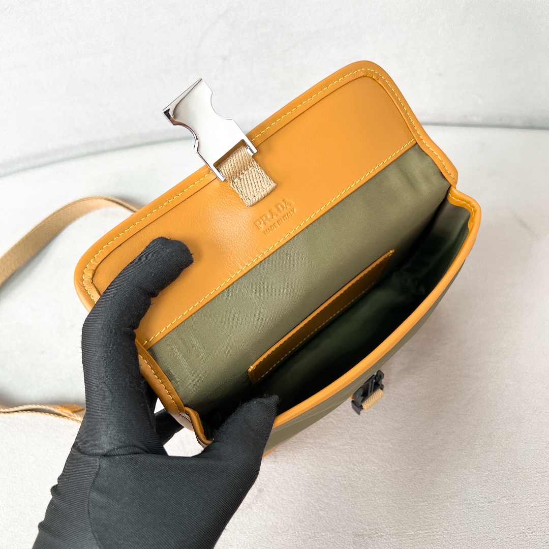 [TOP] PRADA Re-Nylon Logo-Plaque Smartphone Case Bag 18 x 14 x 3 cm