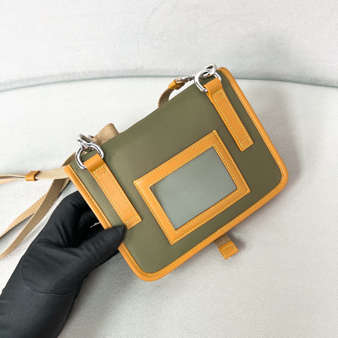 [TOP] PRADA Re-Nylon Logo-Plaque Smartphone Case Bag 18 x 14 x 3 cm