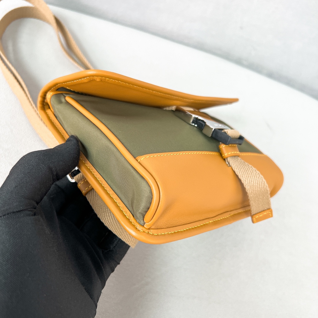 [TOP] PRADA Re-Nylon Logo-Plaque Smartphone Case Bag 18 x 14 x 3 cm