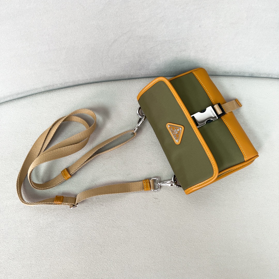 [TOP] PRADA Re-Nylon Logo-Plaque Smartphone Case Bag 18 x 14 x 3 cm