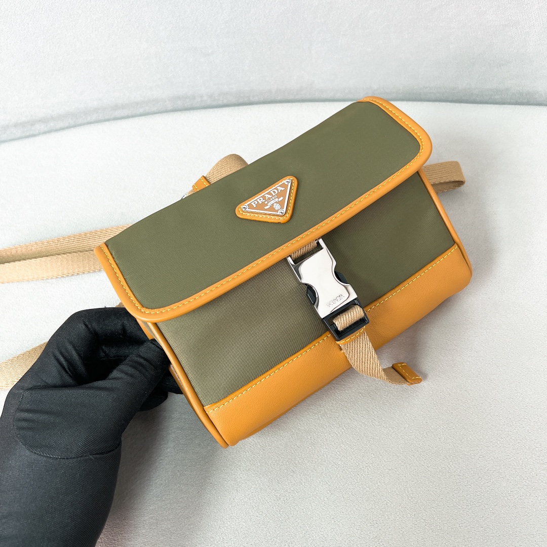 [TOP] PRADA Re-Nylon Logo-Plaque Smartphone Case Bag 18 x 14 x 3 cm