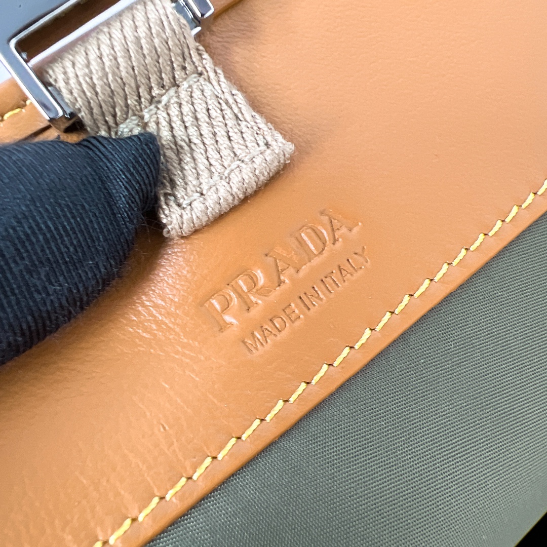 [TOP] PRADA Re-Nylon Logo-Plaque Smartphone Case Bag 18 x 14 x 3 cm