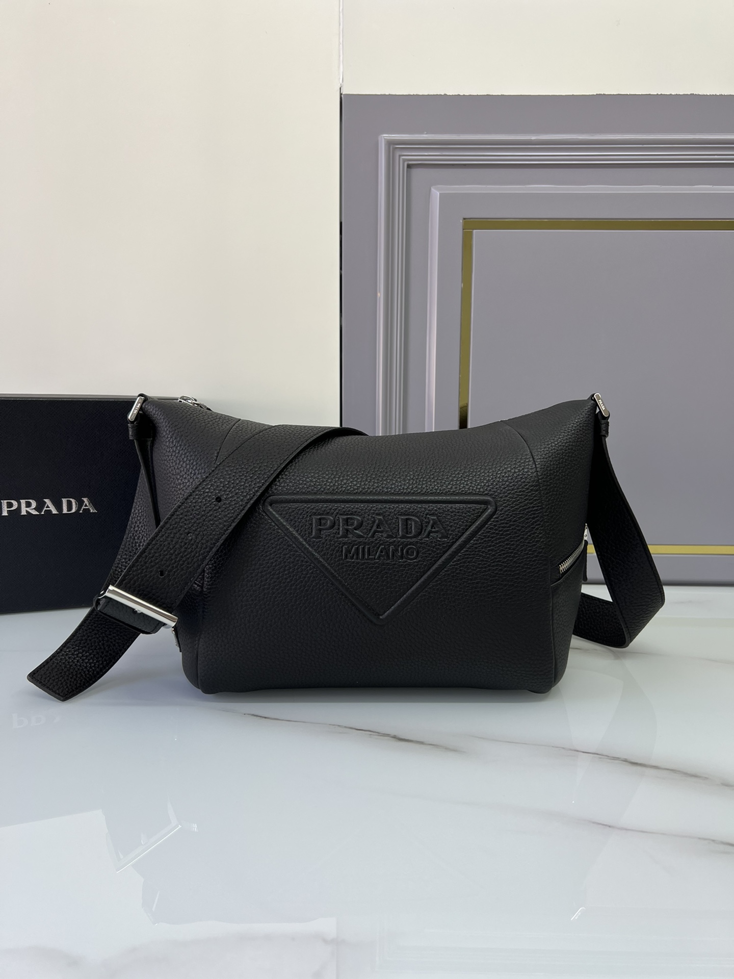 [TOP] PRADA Debossed-Logo Shoulder Bag 26 x 23 x 11 cm-3 Colors
