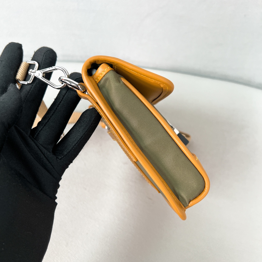 [TOP] PRADA Re-Nylon Logo-Plaque Smartphone Case Bag 18 x 14 x 3 cm