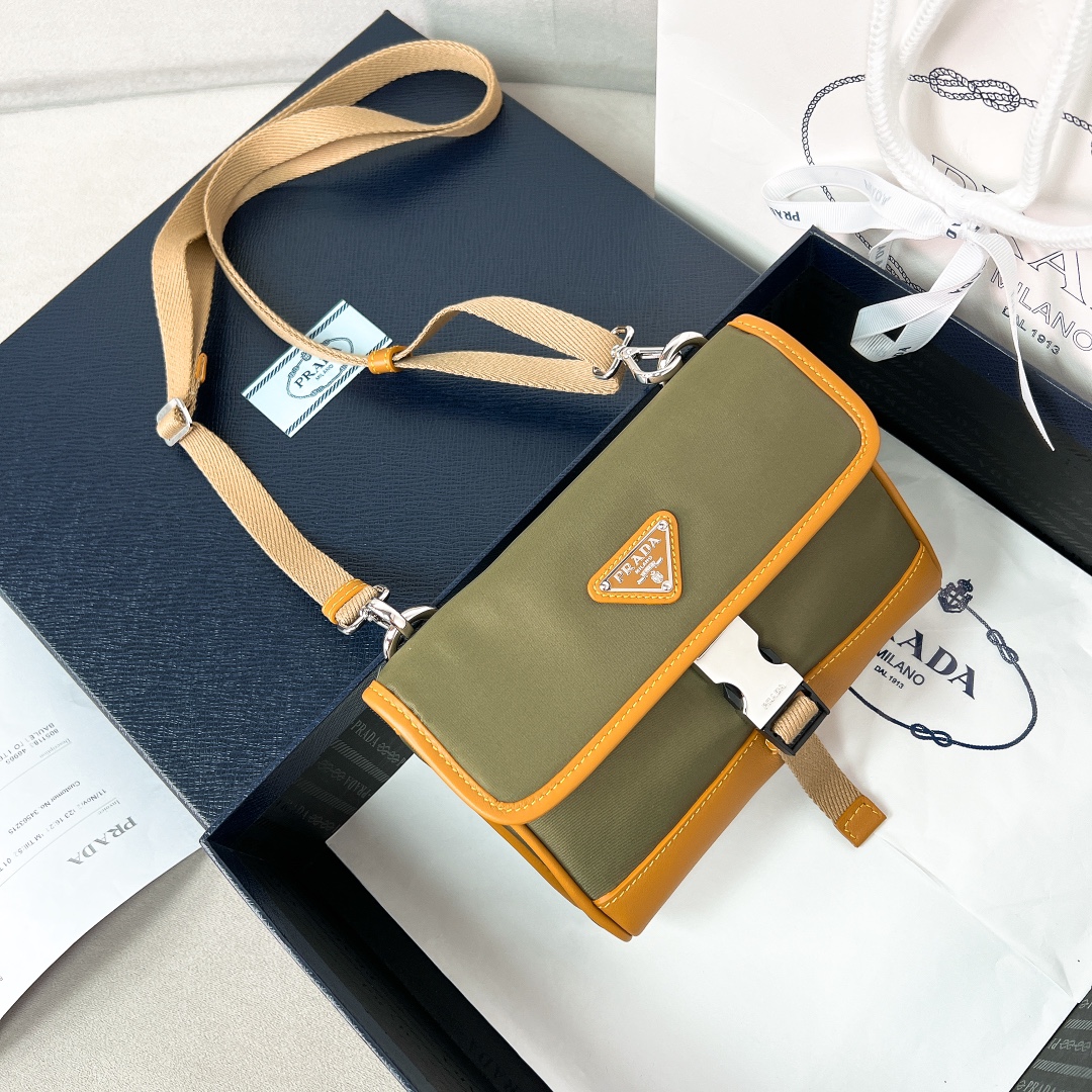 [TOP] PRADA Re-Nylon Logo-Plaque Smartphone Case Bag 18 x 14 x 3 cm