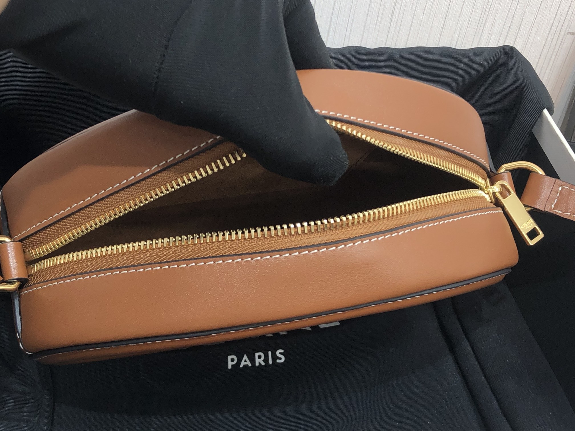 [TOP] CELINE Cuir Triomphe Oval Bag 20 X 15 X 6cm - Brown