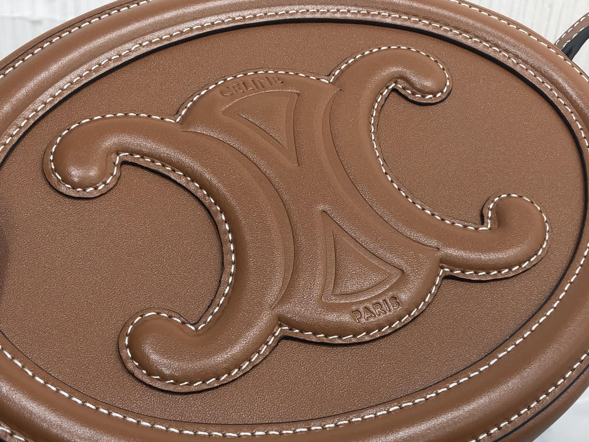 [TOP] CELINE Cuir Triomphe Oval Bag 20 X 15 X 6cm - Brown