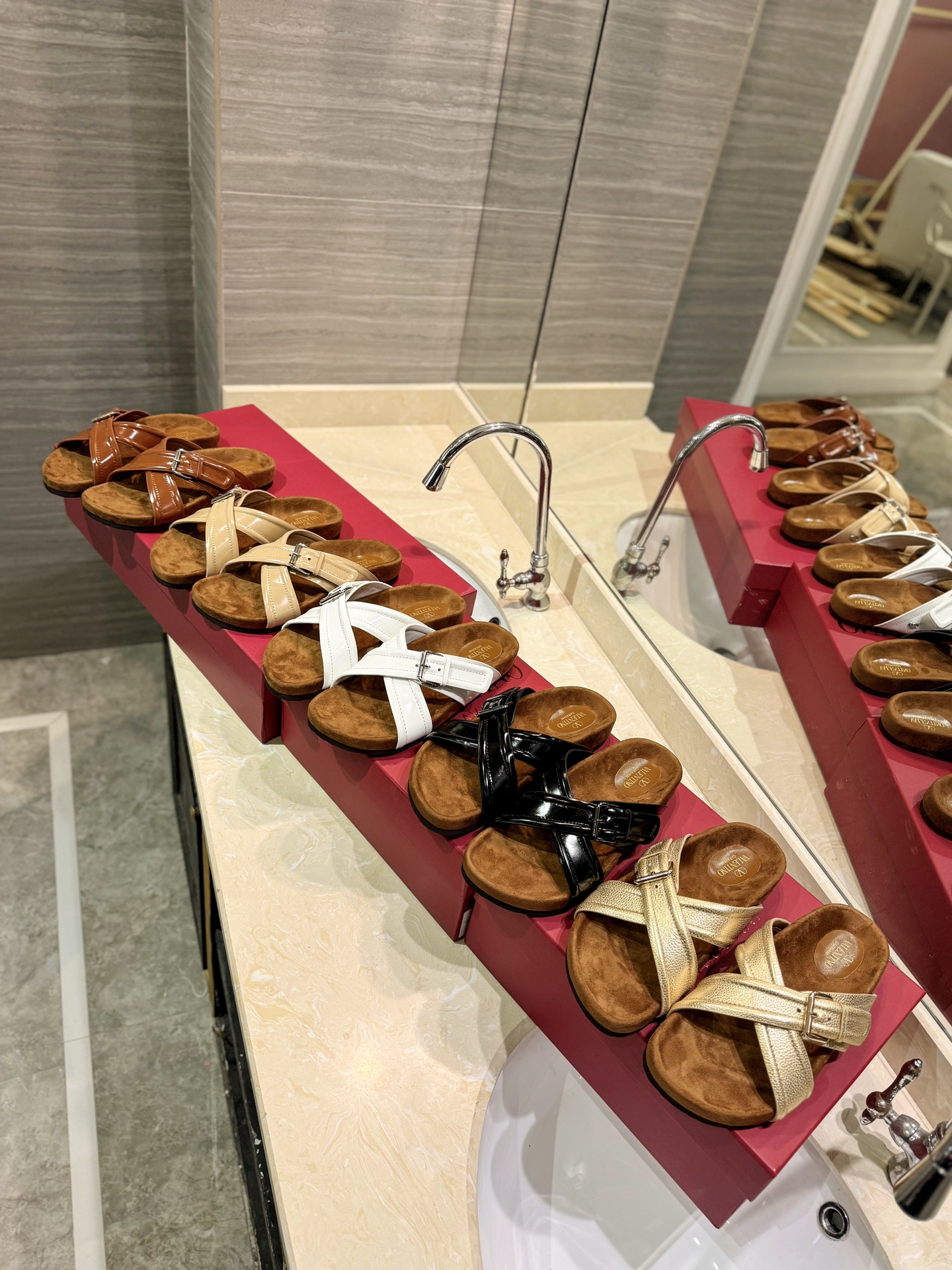 [TOP] VALENTINO Men's & Women's Cowhide Flat Slippers - 5 Color