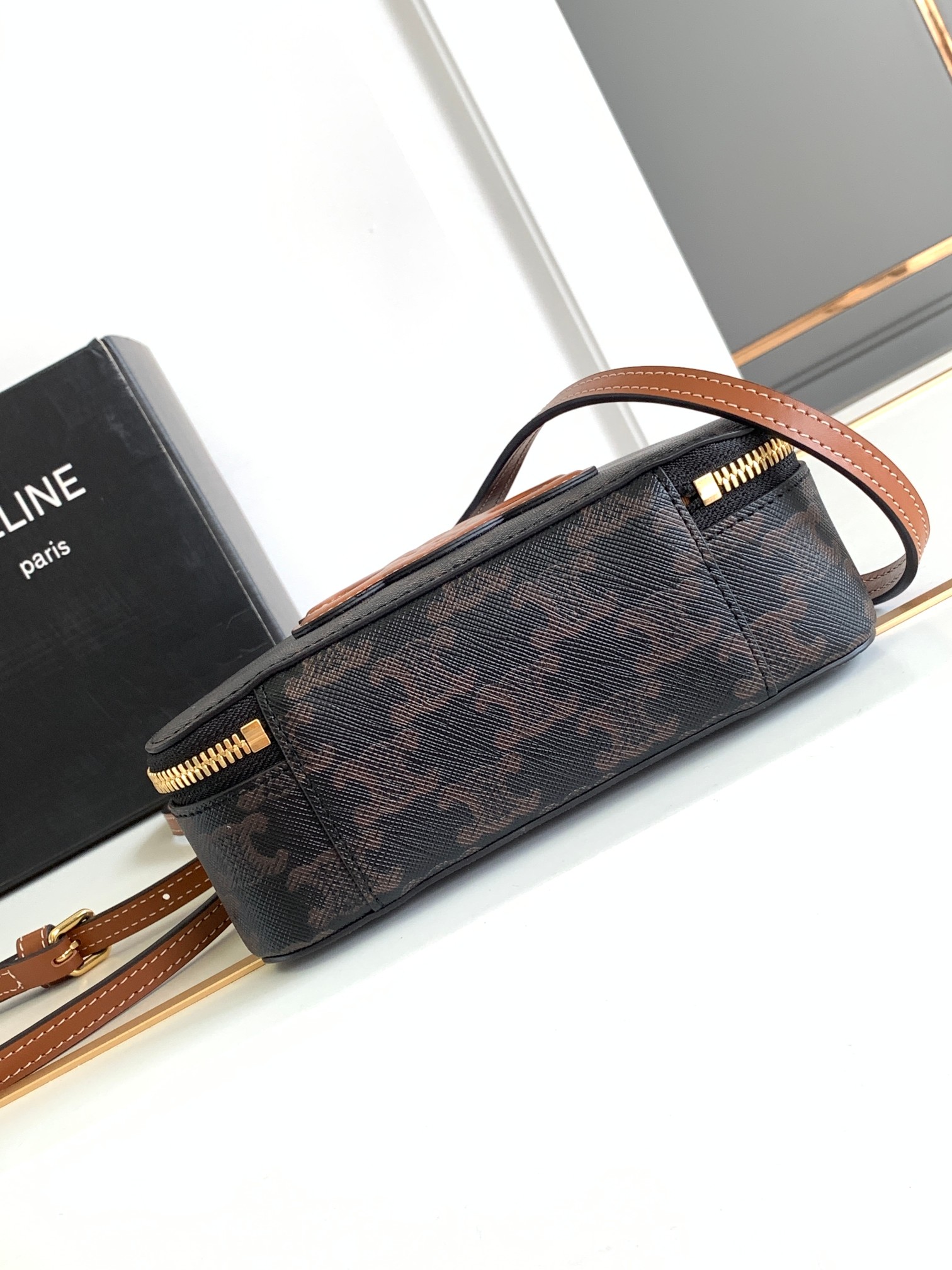 [TOP] CELINE Monogram Cowhide Half Month Bag 18*12.5*6CM