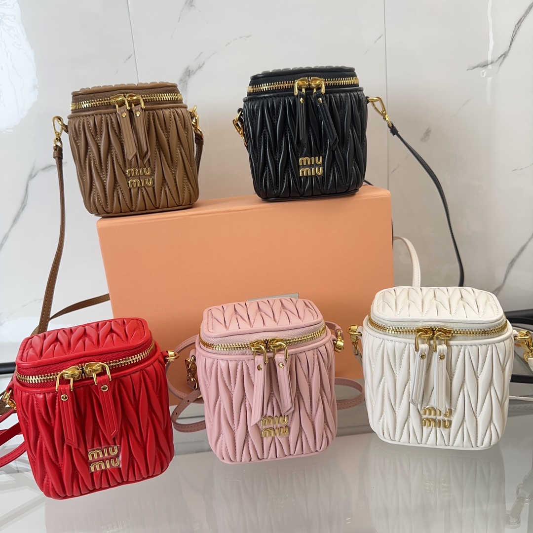 [TOP] Miu Miu Classic Matelasse lambskin  mini Cosmetic Bag 10.5 x 9.5 x 7  cm - 4 Color