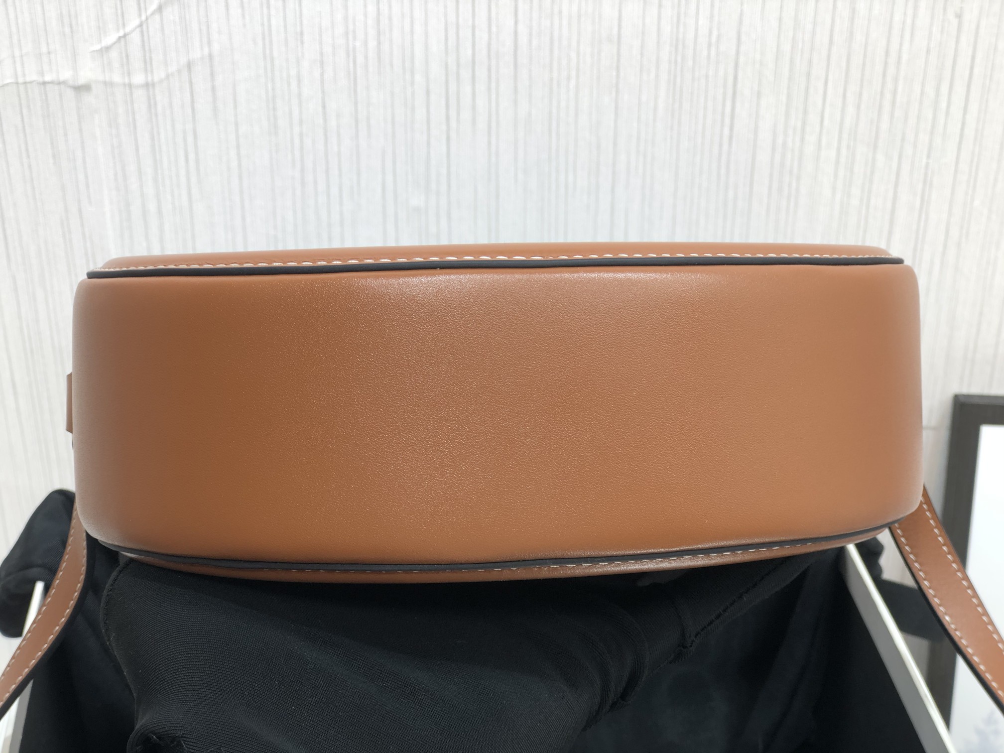 [TOP] CELINE Cuir Triomphe Oval Bag 20 X 15 X 6cm - Brown