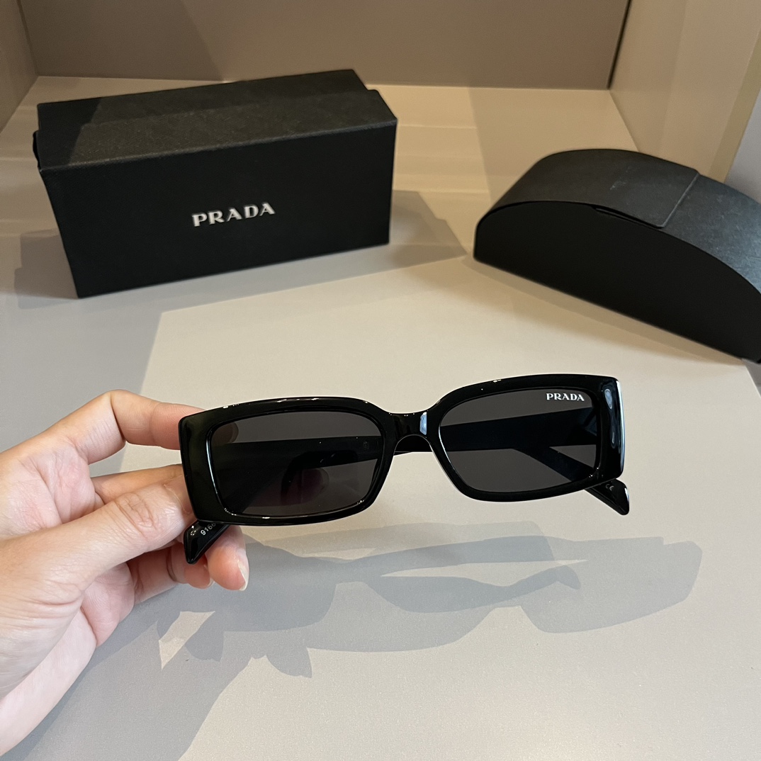 [TOP] PRADA Sunglasses - Black
