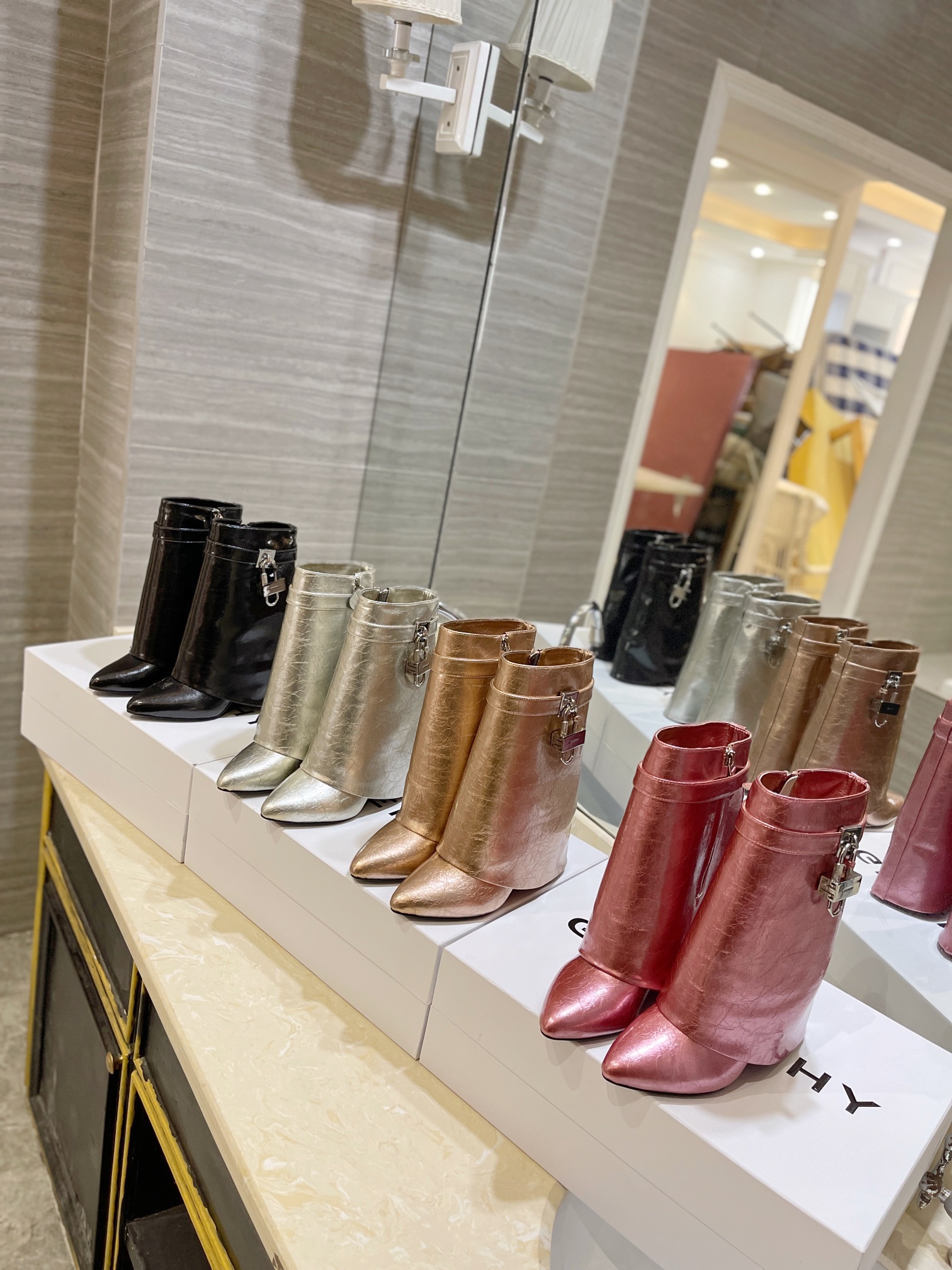 [TOP] GIVENCHY Wrinkled Leather Height Heel Short Boots - 4 Color