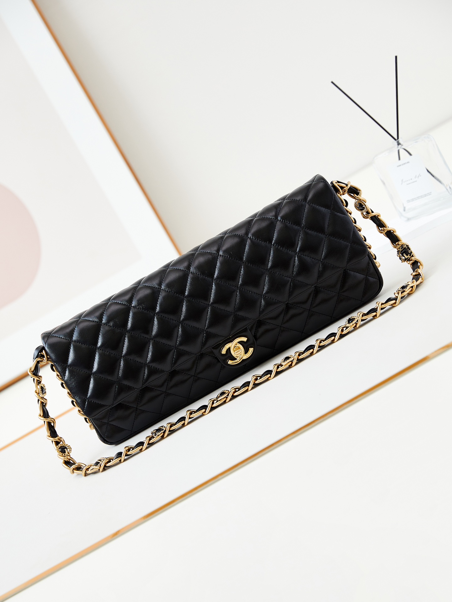 [TOP] CHANEL Maxi Clutch Bag Lambskin Leather 38 × 18 × 4 cm - Black