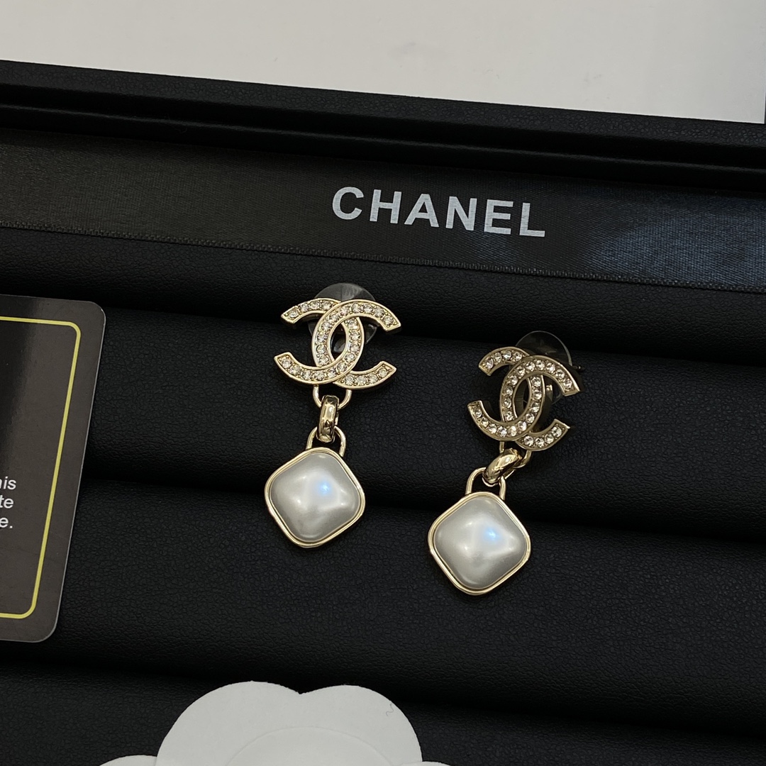 [TOP] CHANEL Earrings - Gold
