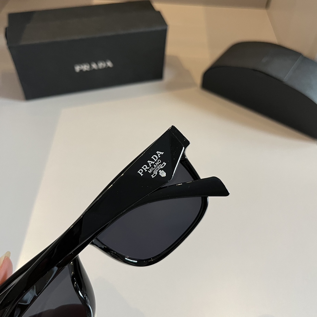 [TOP] PRADA Sunglasses - Black