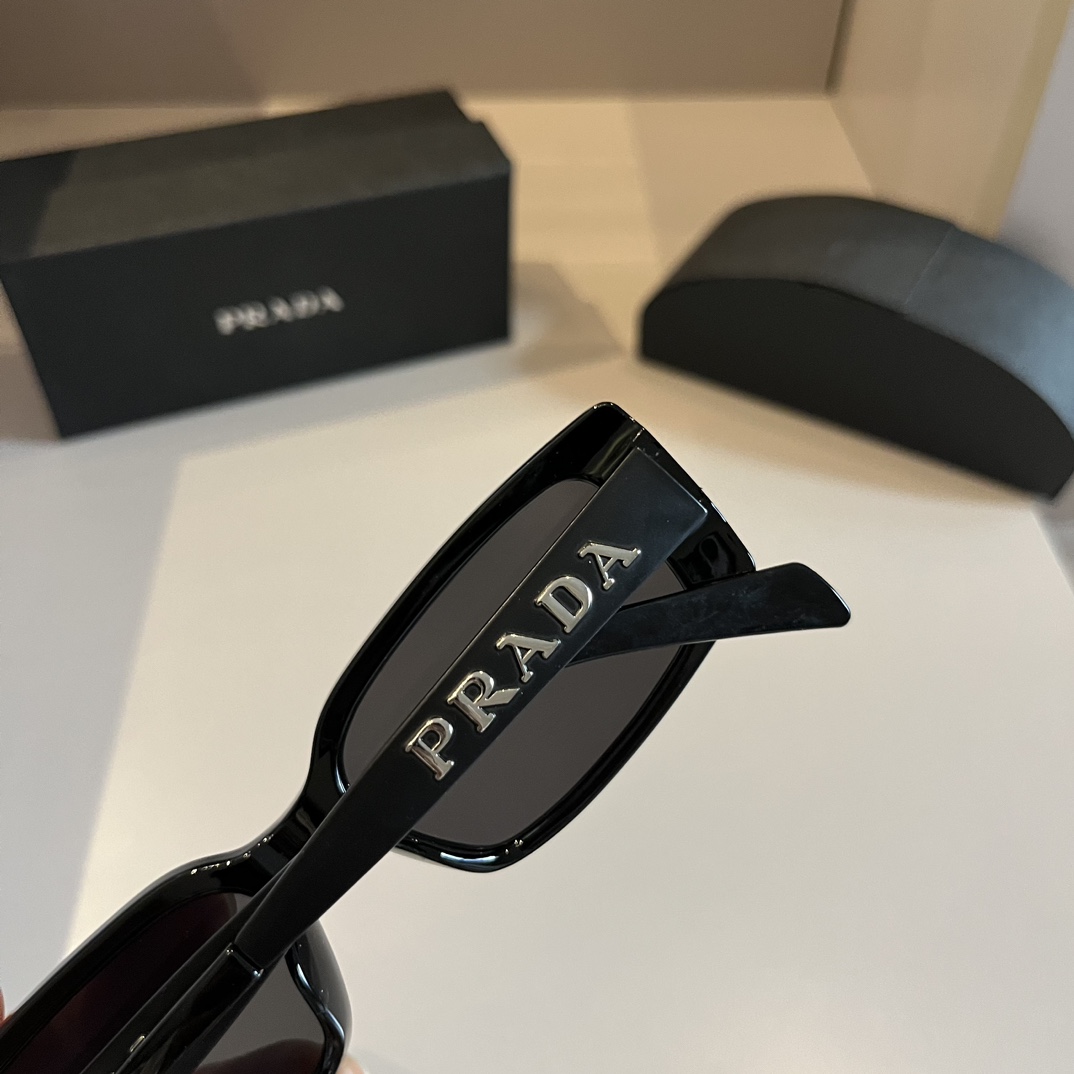 [TOP] PRADA Sunglasses - Black